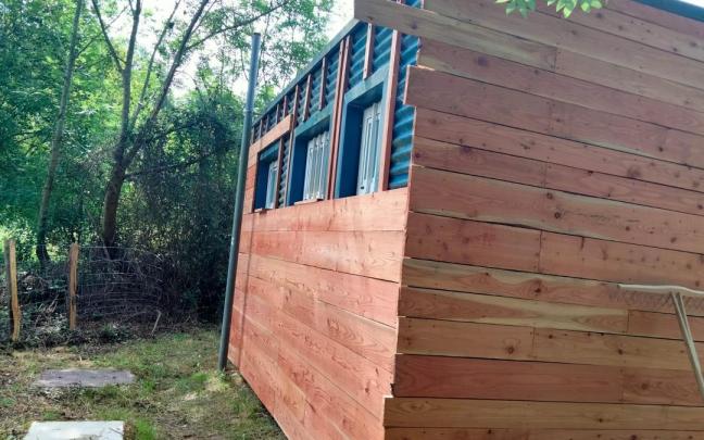 El exterior de la caseta de los baños de Usako se ha revestido de madera para favorecer su integración en el entorno. / O.U. El exterior de la caseta de los baños de Usako se ha revestido de madera para favorecer su integración en el entorno.