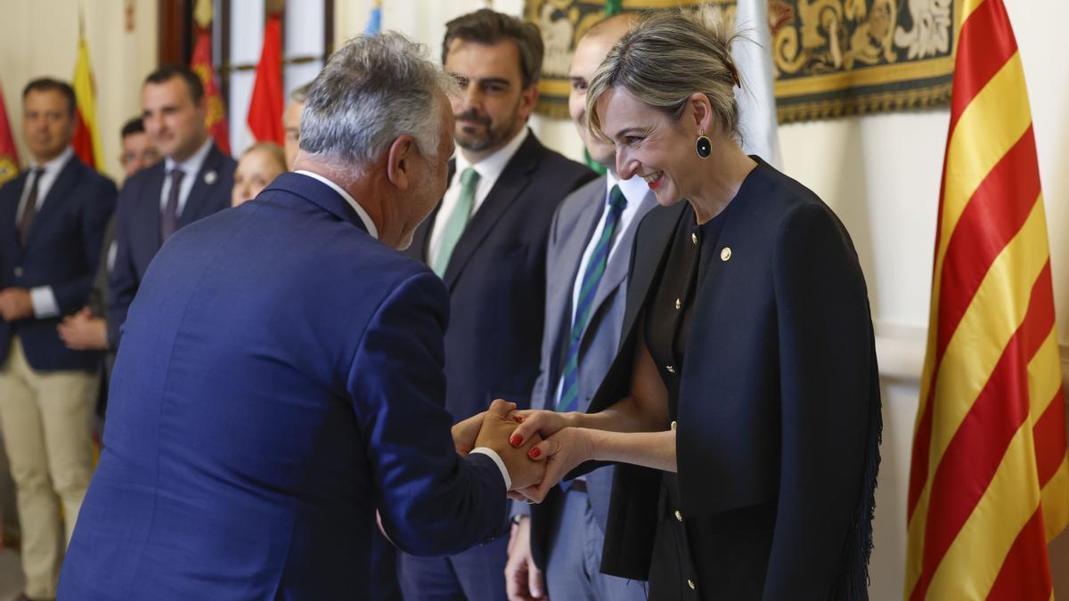 La portavoz del Gobierno vasco, Maria Ubarretxena, y el ministro Ángel Víctor Torres se saludan con complicidad en el comité del miércoles