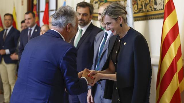 La portavoz del Gobierno vasco, Maria Ubarretxena, y el ministro Ángel Víctor Torres se saludan con complicidad en el comité del miércoles / Efe La portavoz del Gobierno vasco, Maria Ubarretxena, y el ministro Ángel Víctor Torres se saludan con complicidad en el comité del miércoles