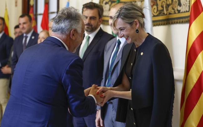 La portavoz del Gobierno vasco, Maria Ubarretxena, y el ministro Ángel Víctor Torres se saludan con complicidad en el comité del miércoles