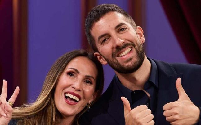 Malú y David Broncano posan en 'La Revuelta'