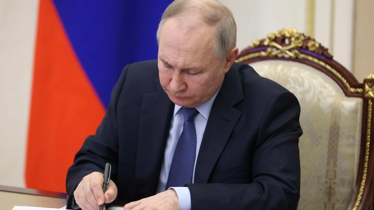 Putin decreta una ley que expande la criminalización de la difusión de calumnias contra todas las fuerzas rusas.