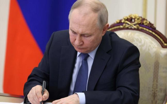 Putin decreta una ley que expande la criminalización de la difusión de calumnias contra todas las fuerzas rusas. Putin decreta una ley que expande la criminalización de la difusión de calumnias contra todas las fuerzas rusas.