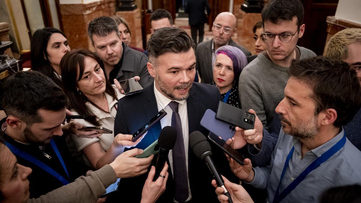 El portavoz de ERC en el Congreso, Gabriel Rufián, atiende a los medios a su salidad de una sesión plenaria, en el Congreso de los Diputados.