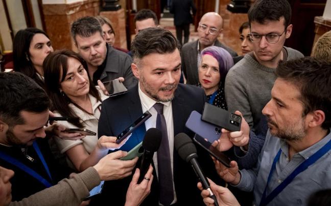 El portavoz de ERC en el Congreso, Gabriel Rufián, atiende a los medios a su salidad de una sesión plenaria, en el Congreso de los Diputados.