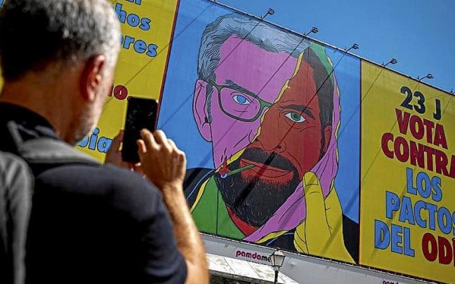 La lona instalada ayer en el madrileño barrio de Chueca. | FOTO: EFE