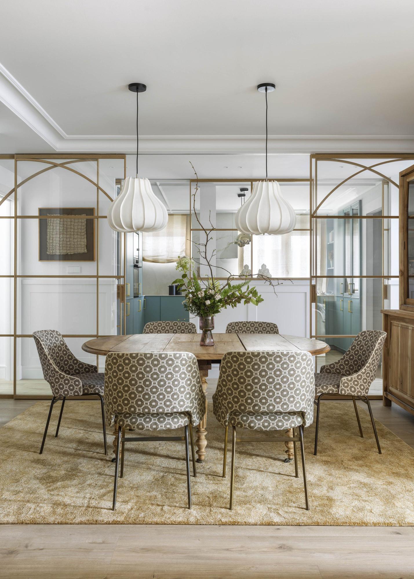 El comedor, separado de la cocina por puertas de cristal correderas.