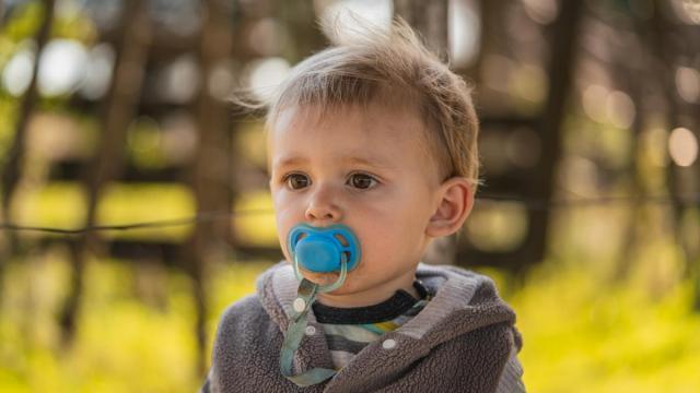 Un niño ajeno a esta historia con un chupete en la boca.