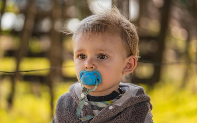 Un niño ajeno a esta historia con un chupete en la boca.