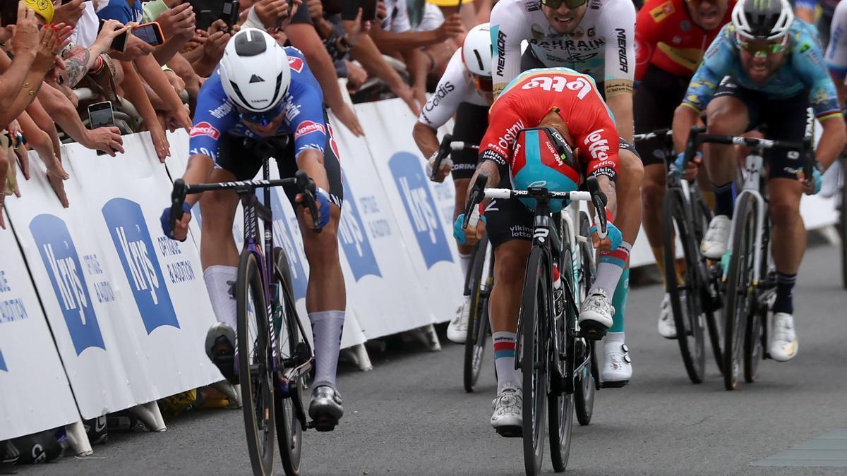 Jasper Philipsen bate a Caleb Ewan y logra su segunda victoria de etapa.