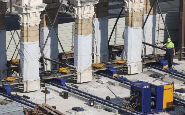 Columnas del pórtico junto a los carriles instalados para su deslizamiento, el miércoles Columnas del pórtico junto a los carriles instalados para su deslizamiento, el miércoles