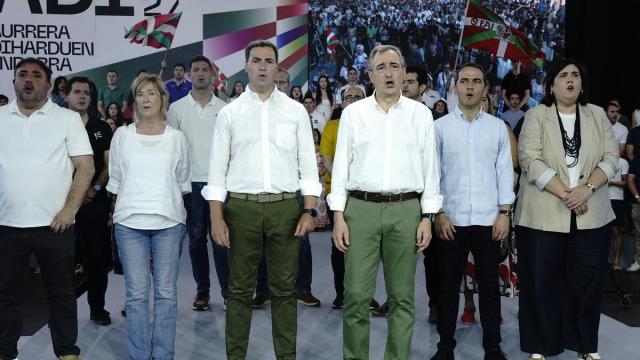 Aitor Esteban y el lehendakari Pradales, flanqueado por los líderes territoriales del PNV, durante el acto político en Landako gunea, en Durango