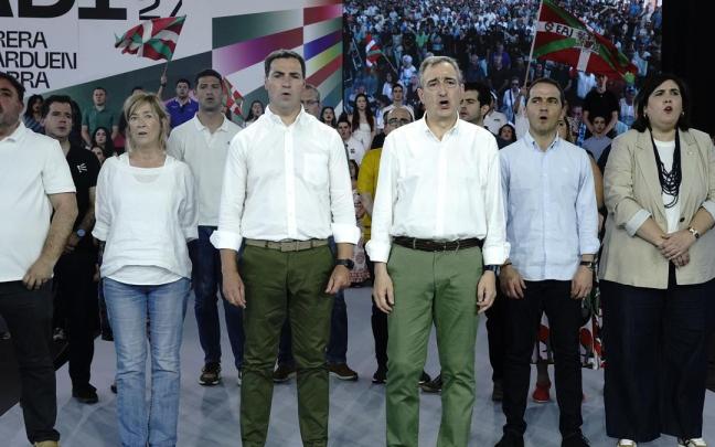 Aitor Esteban y el lehendakari Pradales, flanqueado por los líderes territoriales del PNV, durante el acto político en Landako gunea, en Durango