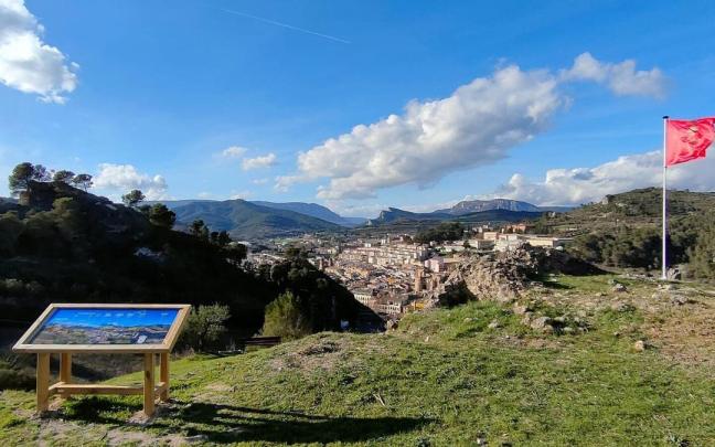 Panel informativo a la izquierda y la bandera de Navarra (d.) en el antiguo Belmecher.