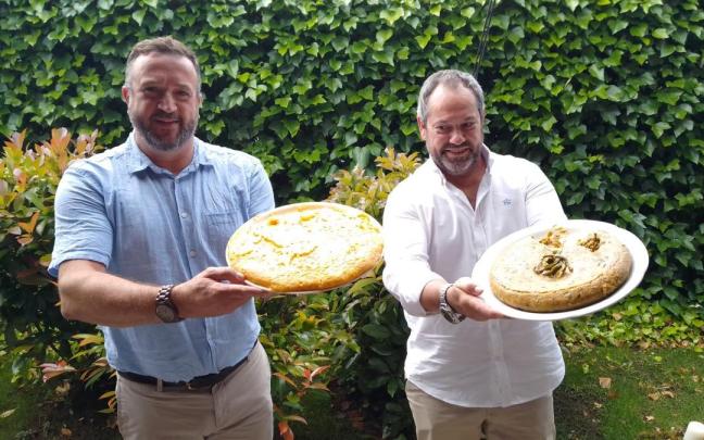 A la izquierda Jorge Elizalde, de la cafetería Elizalde, y la derecha Marcos Milagro, del bar La Catedral de Tudela, con sus tortillas ganadoras.