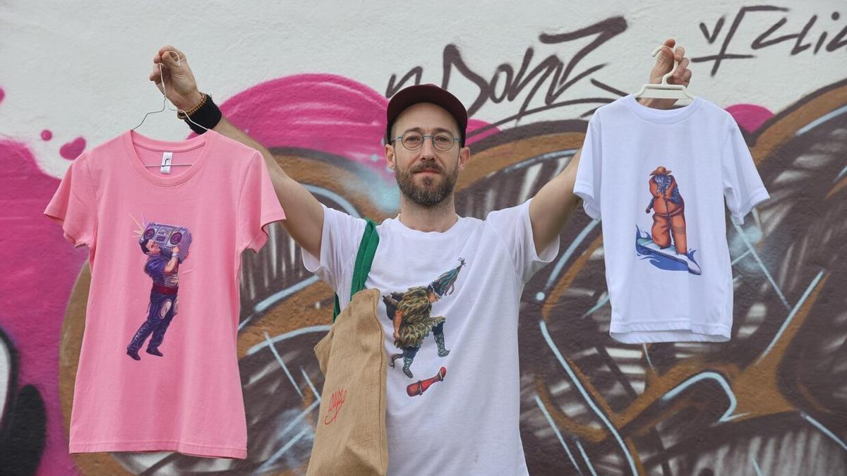 Paco Ramos exhibe, junto a su taller de Berriozar, tres camisetas con dibujos de su colección: el harrijazotzaile sound, zampanzar skater y ziripot surfer.