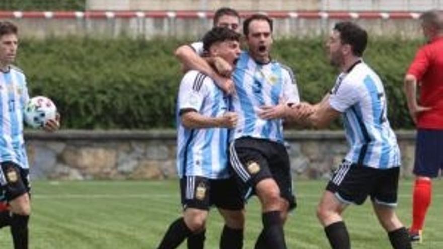 Los jugadores de Argentina celebran un gol en Lezama.