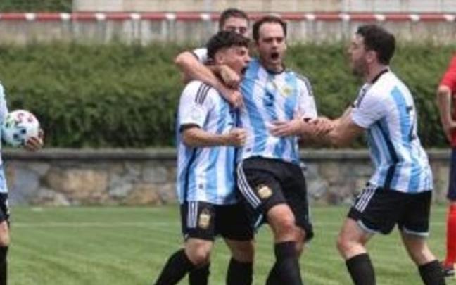 Los jugadores de Argentina celebran un gol en Lezama.