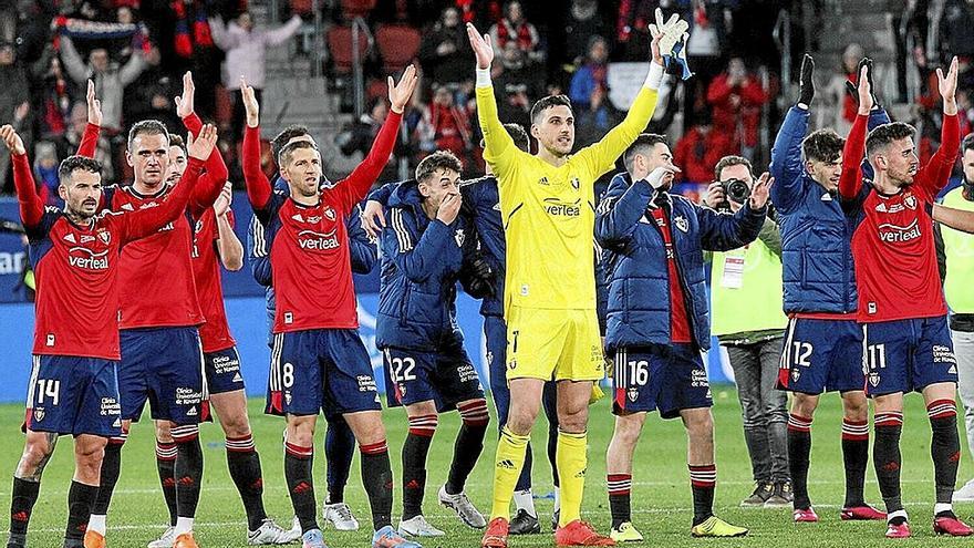 La plantilla de Osasuna, celebrando con la afición la victoria al finalizar el encuentro.