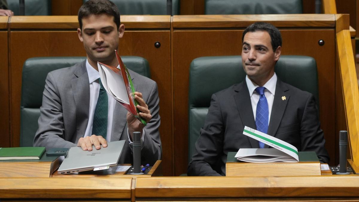 Joseba Díez Antxustegi, junto a Imanol Pradales