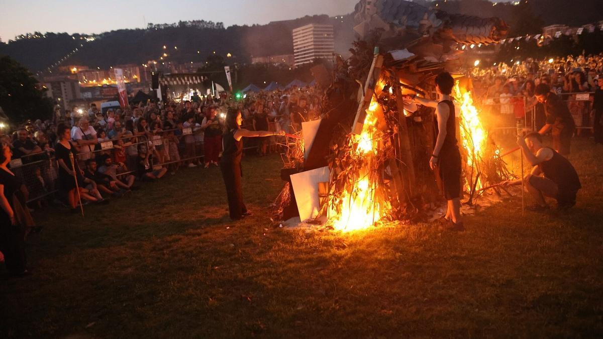 En imágenes: rituales, música y sardinadas para celebrar en Bizkaia la noche de San Juan