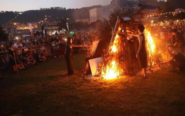 En imágenes: rituales, música y sardinadas para celebrar en Bizkaia la noche de San Juan En imágenes: rituales, música y sardinadas para celebrar en Bizkaia la noche de San Juan