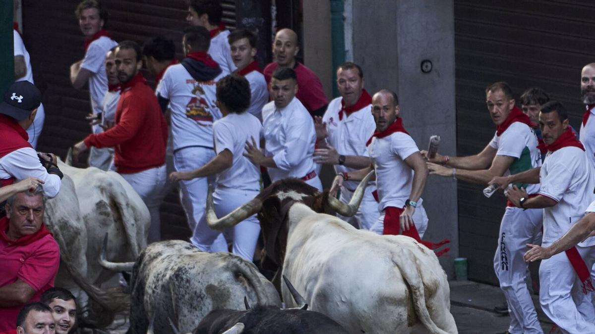 'Caminante' cumple con la fama de los temidos Cebada Gago en el segundo encierro de los sanfermines 2025.