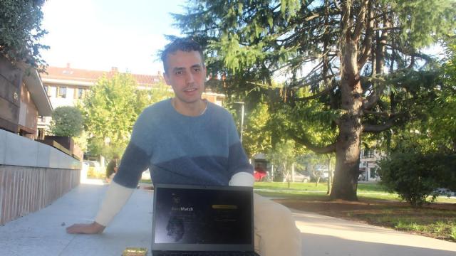 José Román Alonso muestra la app ‘ZureMatch’, a la que se puede acceder desde zurematch.com sin necesidad de descargarla de una tienda de aplicaciones.
