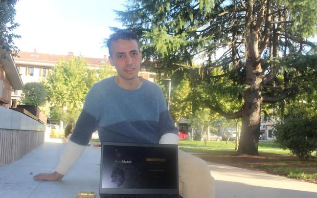 José Román Alonso muestra la app ‘ZureMatch’, a la que se puede acceder desde zurematch.com sin necesidad de descargarla de una tienda de aplicaciones.