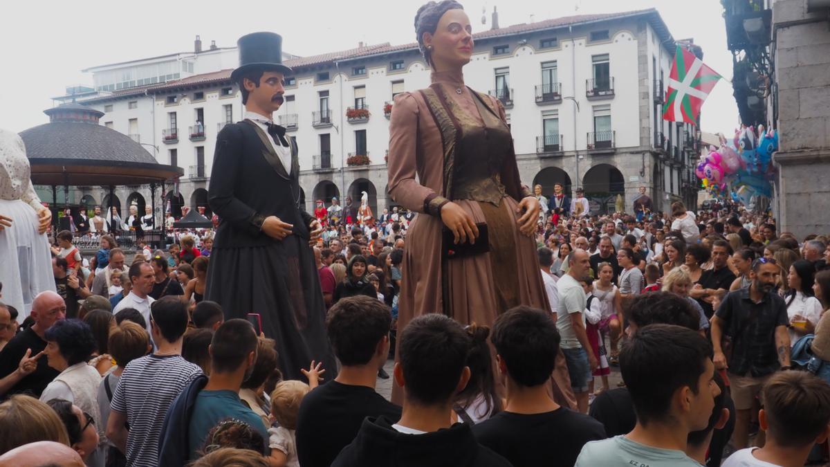 Figura de todo tipo se enseñorearon de las calles de Azpeitia durante la celebracion del Día del Niño.
