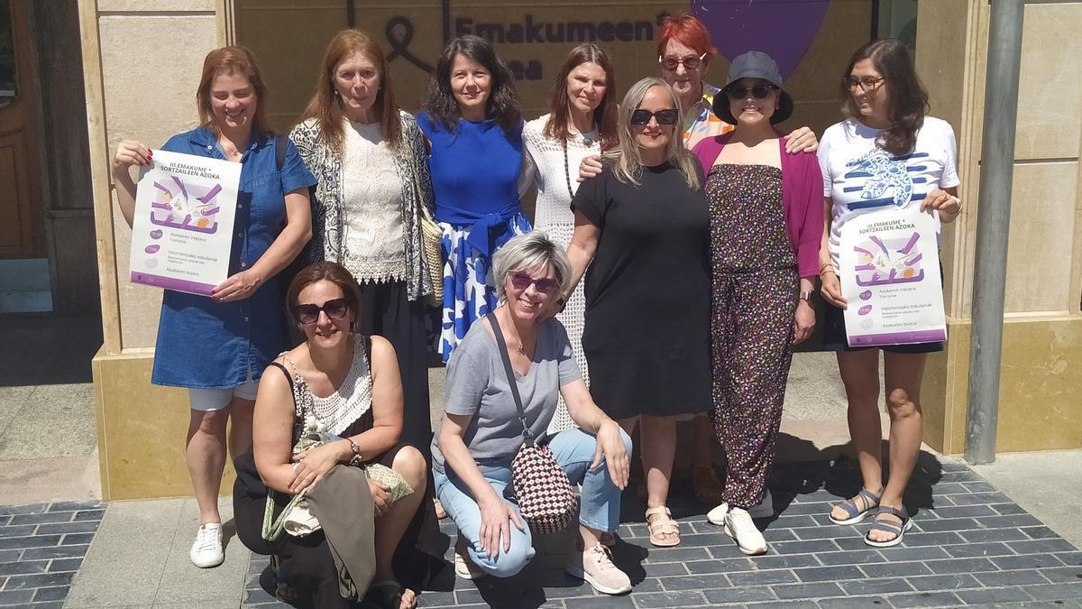 Gloria Vázquez junto a las mujeres que participarán en la feria de este sábado.