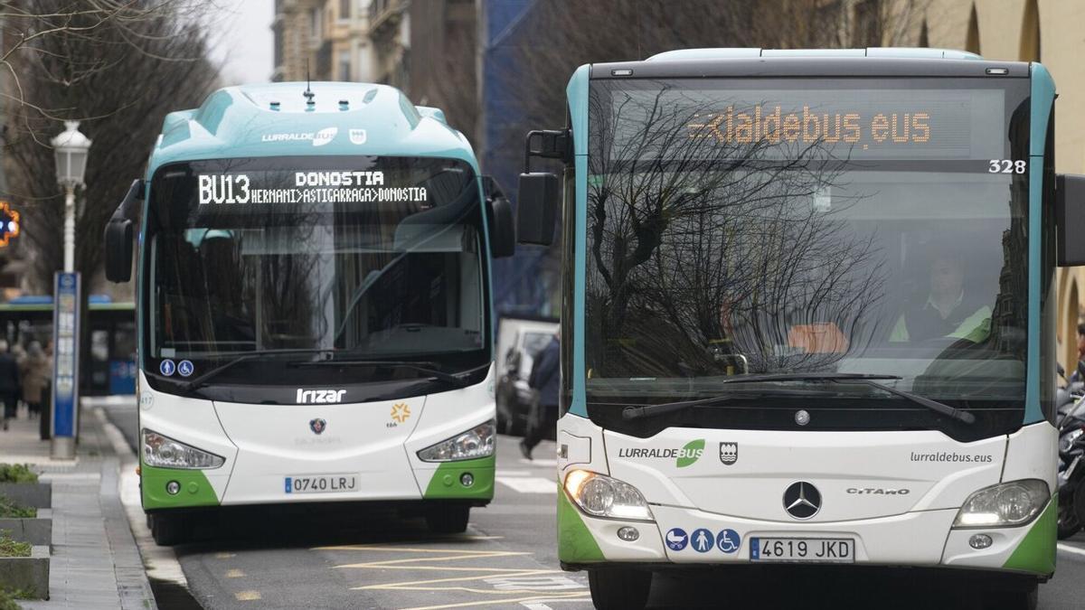 Dos autobuses de Lurraldebus / RUBEN PLAZA