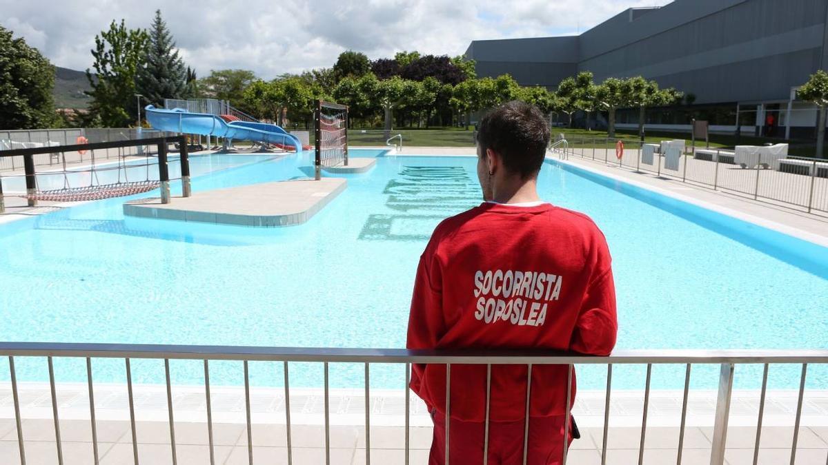 Un socorrista vigilando una piscina.