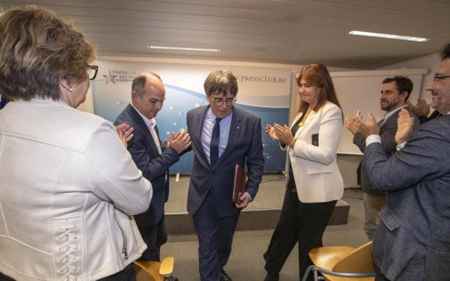 El secretario general de Junts per Catalunya, Jordi Turull (2i); el expresidente de la Generalitat y eurodiputado de Junts, Carles Puigdemont y la presidenta de Junts, Laura Borràs tras una rueda de prensa para explicar los detalles del acuerdo de in