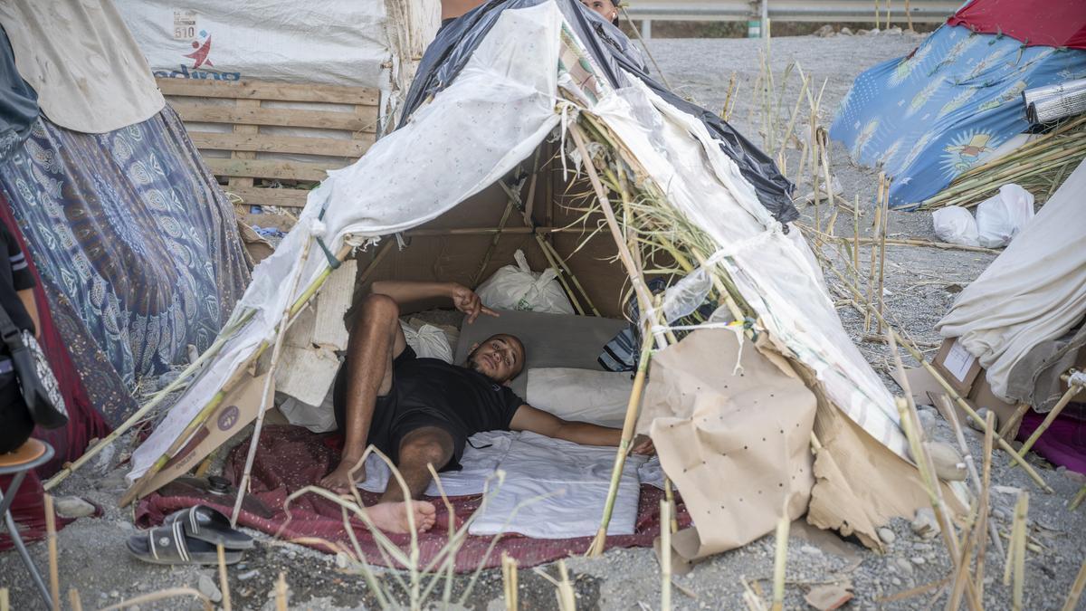Decenas de personas viven y pernoctan en la playa del Trampolín.