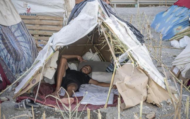 Decenas de personas viven y pernoctan en la playa del Trampolín.