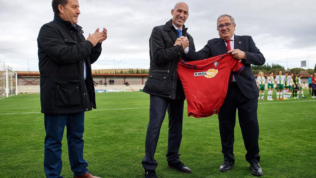 Luis Rubiales y Luis Sabalza, en Tajonar con la camiseta de Osasuna. Foto: Iñaki Porto