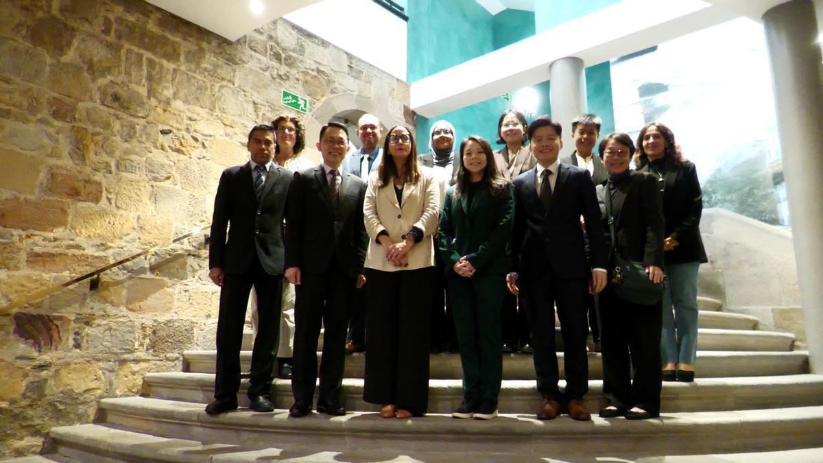 Begoña Pedrosa ha presentado las principales líneas del modelo vasco a la delegación de Singapur.