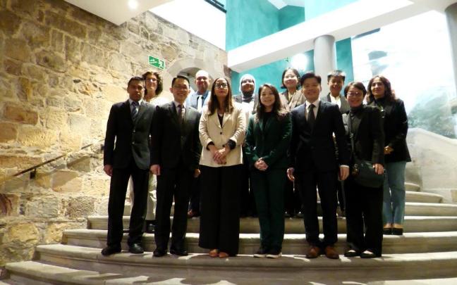 Begoña Pedrosa ha presentado las principales líneas del modelo vasco a la delegación de Singapur.
