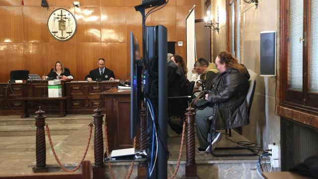 Los acusados por la muerta del bebé y sus abogados, al comienzo del juicio en la Audiencia Provincial de Baleares.