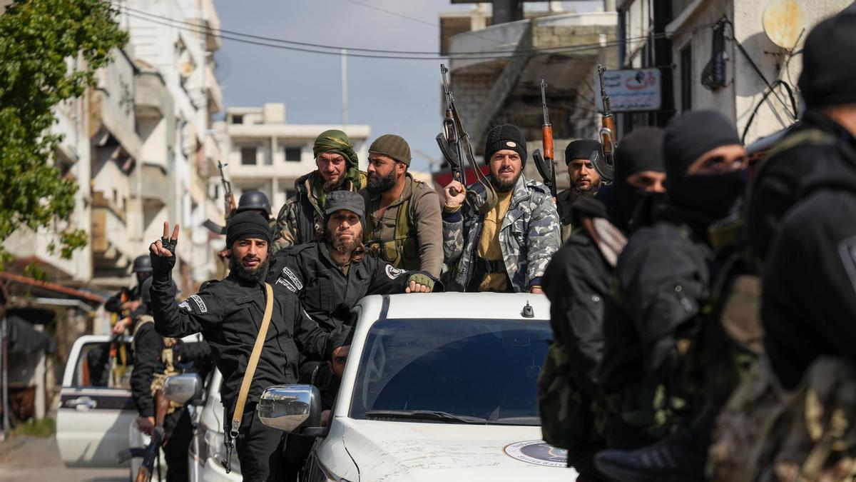 Fuerzas de seguridad sirias desplegadas en la ciudad de Qardaha.