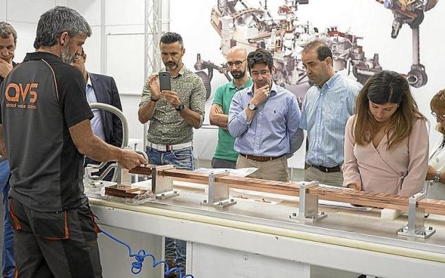 Personal de AVS y Tecnalia, durante la muestra de uno de sus trabajos conjuntos. | FOTO: NTM Personal de AVS y Tecnalia, durante la muestra de uno de sus trabajos conjuntos. | FOTO: NTM