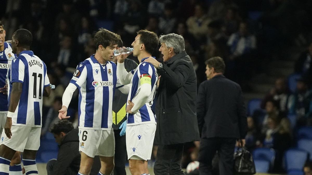 Los jugadores de la Real celebran con Imanol el triunfo ante el Ajax. / RUBEN PLAZA