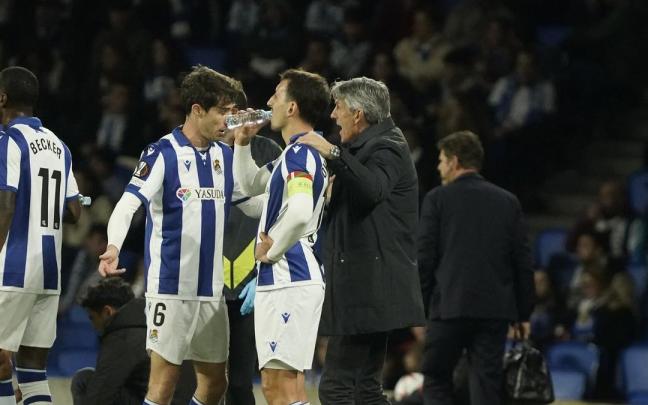 Los jugadores de la Real celebran con Imanol el triunfo ante el Ajax. / RUBEN PLAZA