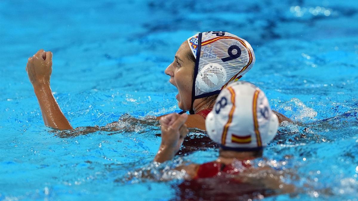 Judith Forca y Pili Peña (de espaldas) en un partido de la selección española femenina de waterpolo en los Juegos Olímpicos de Paris 2024