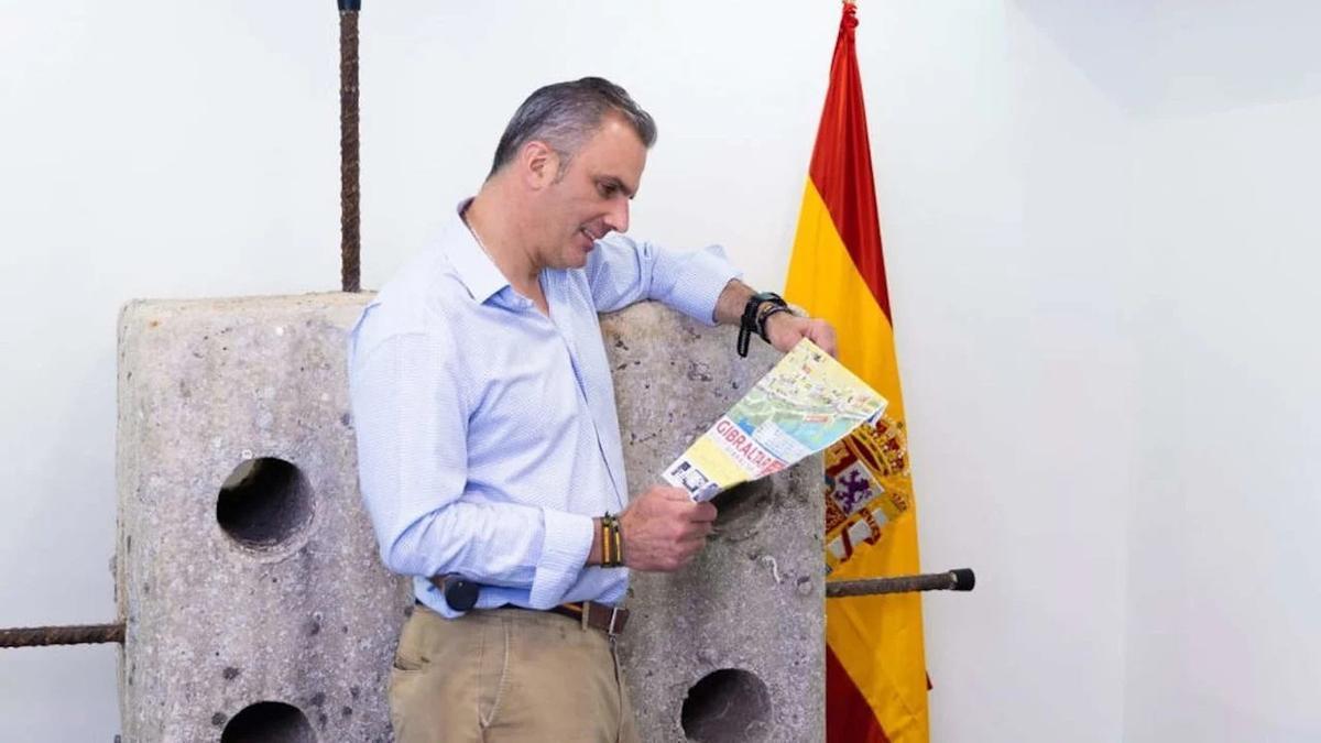 Javier Ortega Smith, apoyado en el bloque de hormigón en la entrada de la sede de Vox