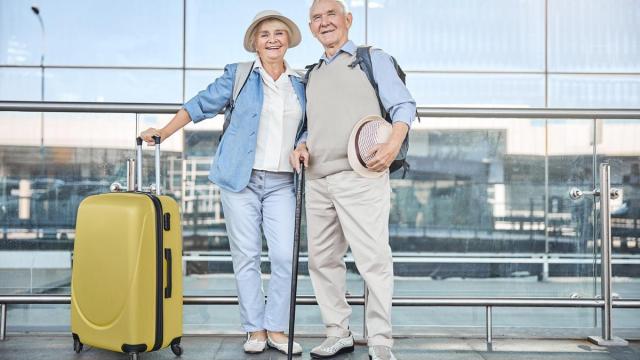 Un matrimonio mayor posa en el aeropuerto antes de tomar el avión. Un matrimonio mayor posa en el aeropuerto antes de tomar el avión.
