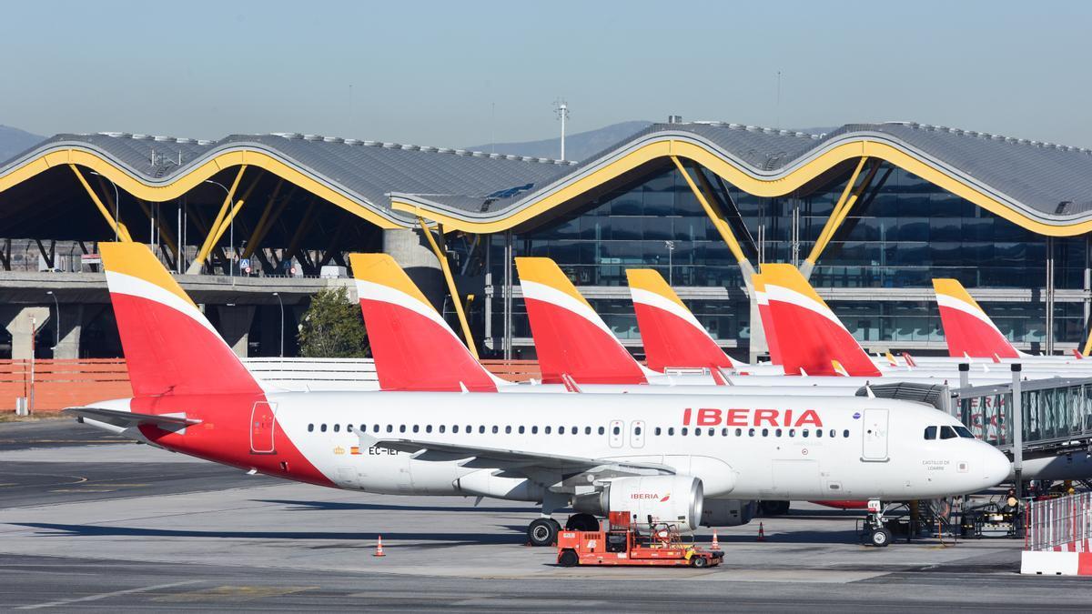 Aviones aparcados en las pistas durante el último día de la huelga del servicio de handling de Iberia