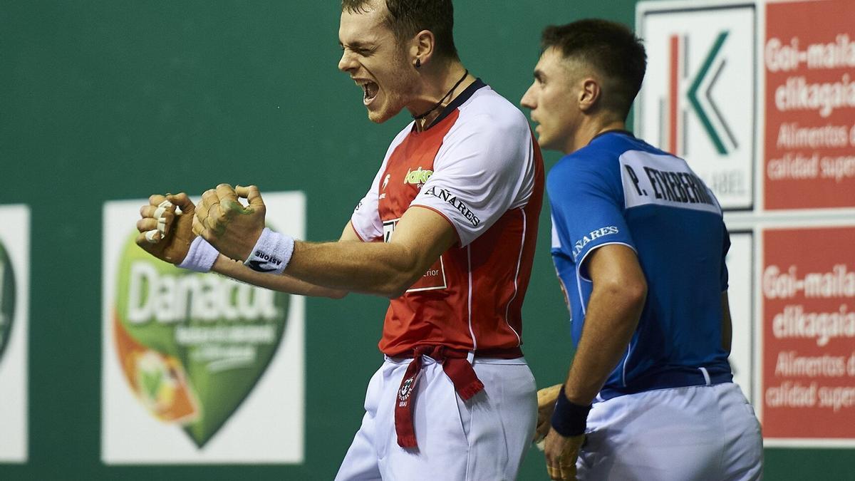 Laso celebra el pase a la final del Cuatro y Medio de 2021 tras ganar a Peio Etxeberria en la semifinal.