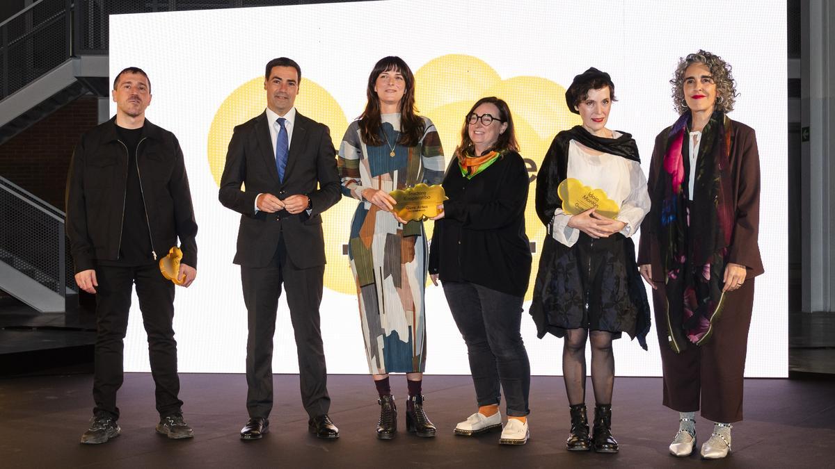 El lehendakari, Imanol Pradales, en la entrega los Premios Gure Artea 2024 a Idoia Montón, Josu Bilbao y a Tractora Kooperatiba Elkartea